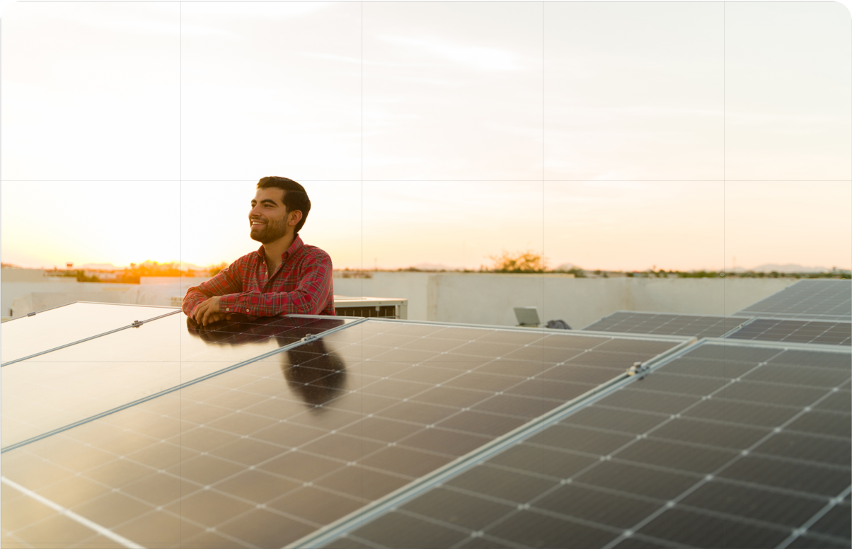 Cliente satisfecho delante de sus nuevos paneles solares