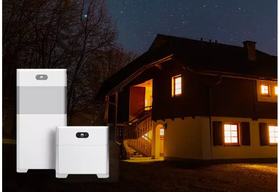 Casa de dos pisos que esta iluminada usando baterías solares