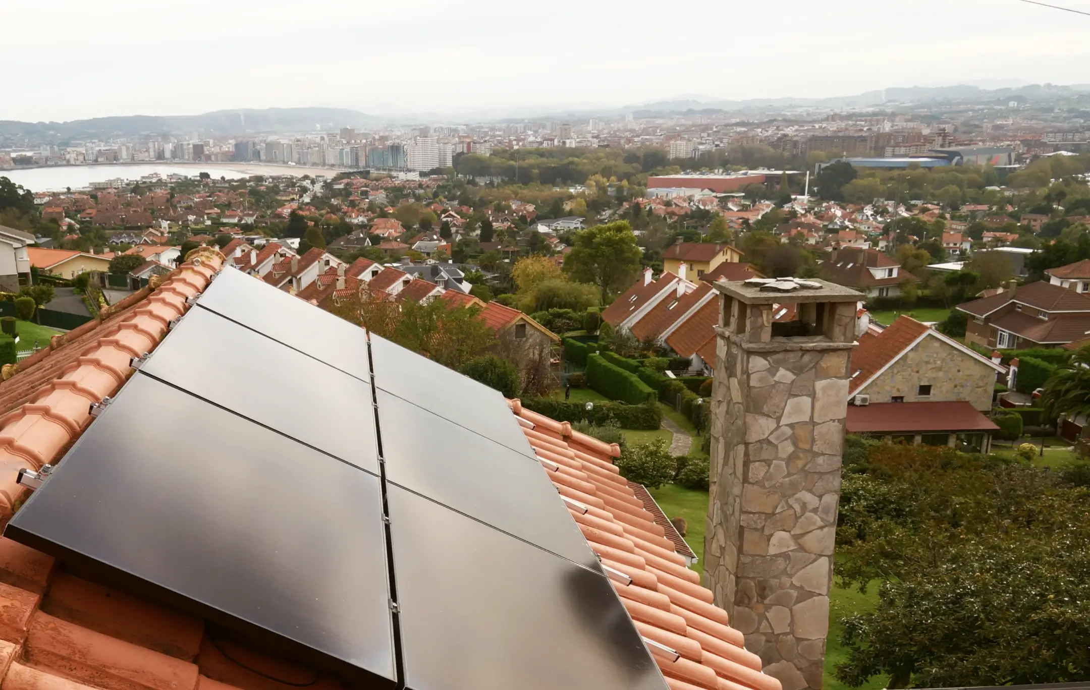 Imagen de unas placas solares instaladas por SotySolar en el tejado de una casa