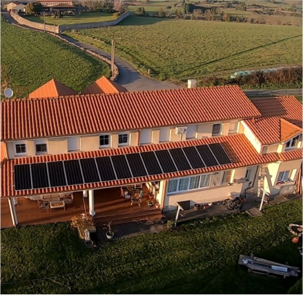 Imagen de una vivienda con placas solares instaladas en el tejado