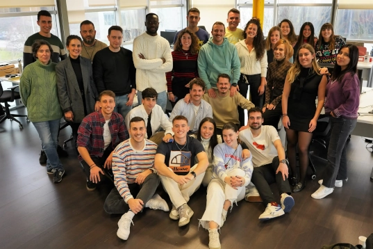 Personas del equipo de SotySolar trabajando en una oficina