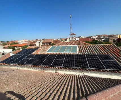Imagen de una instlación de placas solares en El Álamo