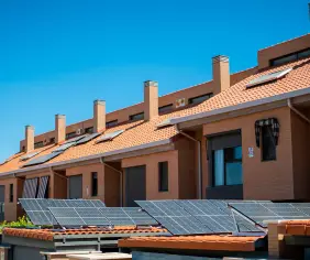 Instalación de paneles solares en viviendas.