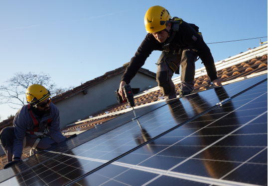 Técnicos colocando placas solares en un tejado