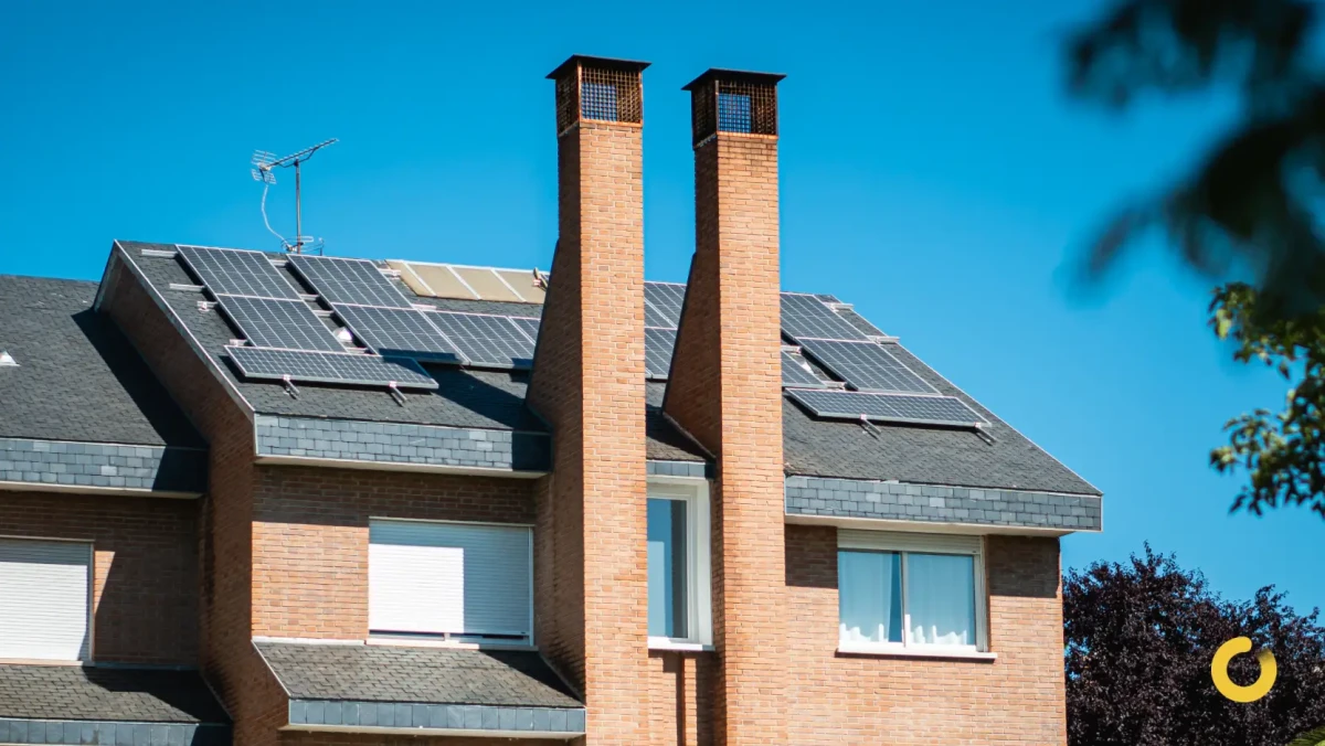 ¿Puedo poner placas solares en el tejado de mi casa?