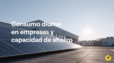 Si mi empresa consume de día, ¿cuánto puedo ahorrar con placas solares?